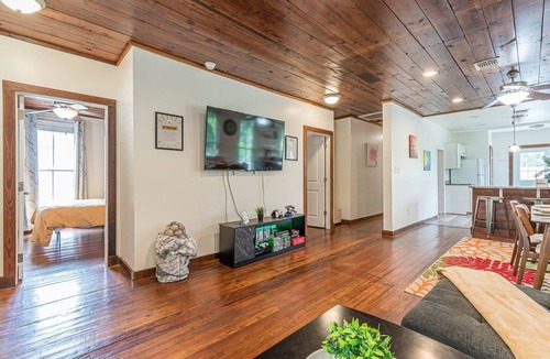Mahncke Park House | Charming Botanical Gardens Retreat Near Fort Sam Pet Friendly Yard