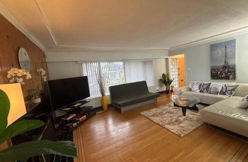 Burnaby House | Charming Bright 3BR House - Upper Level Suite