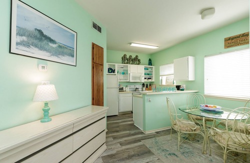 Corpus Christi Condo | Charming condo. Sleeps 4-Pool. Walk to beach! 2nd Floor.
