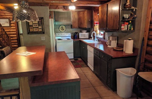 Canyon Lake Cabin | Charming Cozy 2-bedroom cabin with WiFi, in enchanting Canyon Lake on the River