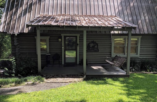 Canyon Lake Cabin | Charming Cozy 2-bedroom cabin with WiFi, in enchanting Canyon Lake on the River