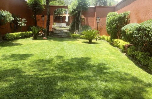 Galindo House | Charming Hacienda with Jacuzzi and Garden