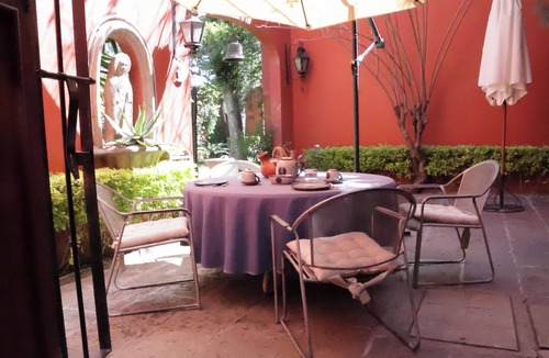 Galindo House | Charming Hacienda with Jacuzzi and Garden