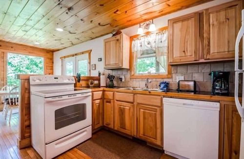 Cleveland House | CHARMING LAKE VIEW CABIN |HOT TUB | GAME ROOM |