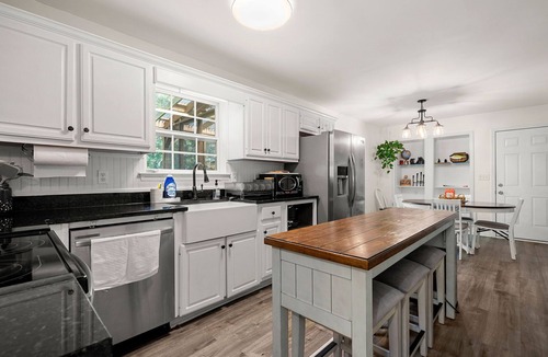 Gainesville House | Charming Lakehouse/w boat dock and heated pool
