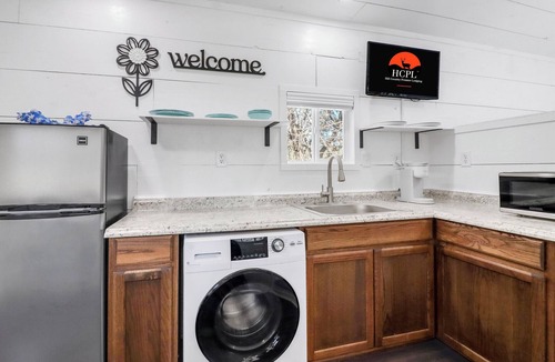 Bulverde House | Charming Tiny Home Retreat | Porch Swing, Grill, Stargazing Near Caverns