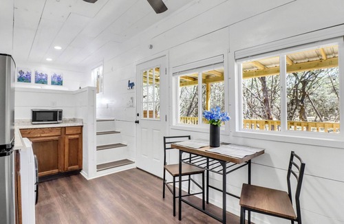Bulverde House | Charming Tiny Home Retreat | Porch Swing, Grill, Stargazing Near Caverns