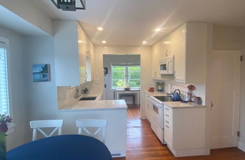Ambleside House | Charming West Coast Retreat – Walk to Beach, Easy Access to Major international sporting event