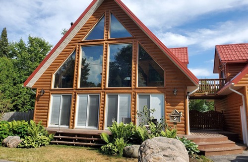 Lafontaine Cottage | Cheerful 4 bedroom cottage retreat, close to beach