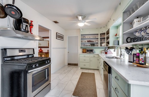 South Arlington House | Cheerful Home W/Private 15' Swim Spa, Big Fenced Yard, & Fire Pit