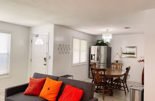 Brunswick House | Cheerful, three bedrooms, centrally-located place near hospital, St Simons