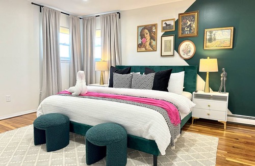 Garden City South Apartment | Chic 2-Bed Apt Free Wi-Fi/King Bed/Parking & Mid-Century Charm