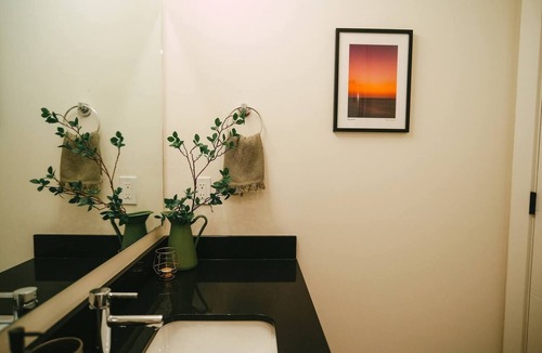 North End Bed & Breakfast | Chic Cozy Retreat - 2BR - Stunning North End Views