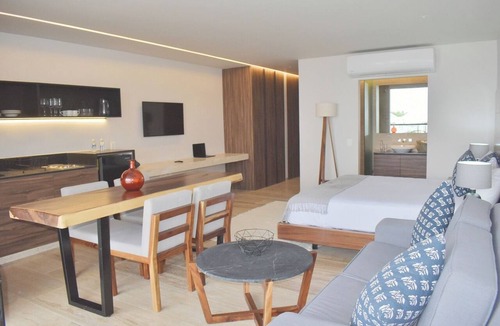 Zazil-ha Apartment | Chic studio with WiFi and AC in vibrant Playa del Carmen, centric and OV rooftop
