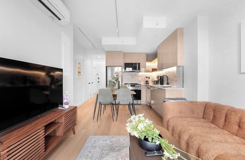 Greenpoint Apartment | Chic Top-FL Escape 2BD/1.5BA Private Rooftop Haven