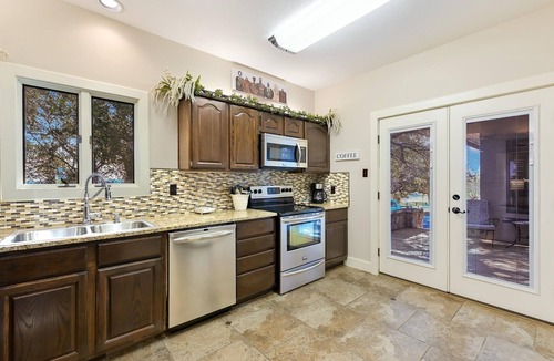 Barton Creek Lakeside Cottage | Classy, Cozy and That View! Barton Creek Lakeside - a private country club