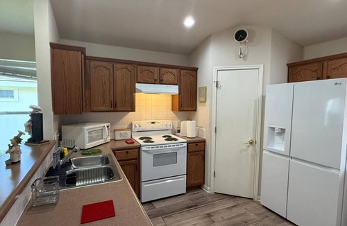 San Antonio House | Clean and cozy 4BR, Near Theme Parks & Shopping!