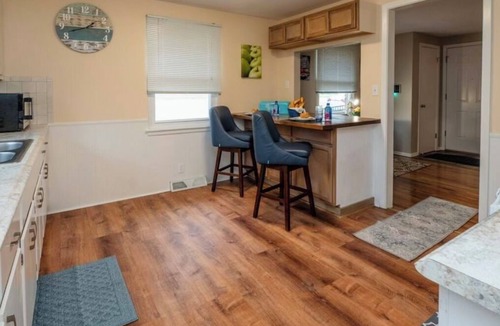 Gladstone House | Clean, comfortable 3BR/1.5BA in Gladstone with dog-friendly fenced yard, all bedrooms/baths on the ground floor, and easy highway access. Available 5/15–7/31