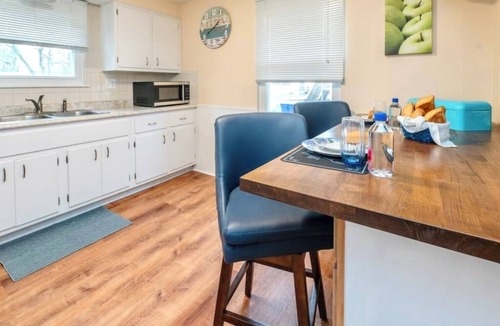 Gladstone House | Clean, comfortable 3BR/1.5BA in Gladstone with dog-friendly fenced yard, all bedrooms/baths on the ground floor, and easy highway access. Available 5/15–7/31