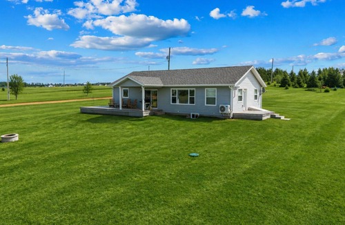 Clinton House | Clinton Sunset Retreat ! 3 Bedrooms 2 Bathrooms. 180 degree water views!
