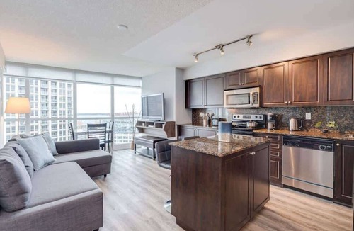 Fort York Apartment | CN Tower Views 2BR+Den Condo w/Parking