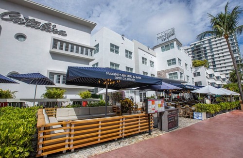 City Center House | Comfort and Convenience! Outdoor Pool, Pets Allowed, Near Fisher Island Beach!