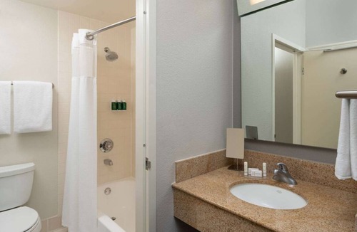 Miami Lakes Hotel | Comfort and Relaxation! with Outdoor Pool, Close to Spanish Lake Park