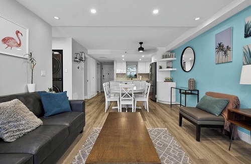 Gastown Condo | Comfortable 2BR + Den & Huge Private Patio | Free Parking | Pet Friendly