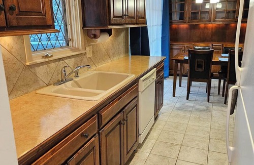 Gladstone House | Comfortable 3-bedroom home in beautiful Kansas City with AC for FIFA World Cup.
