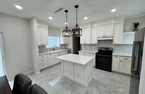Brownsville House | Comfy home in olmito, close to hwy minutes from space x SPI