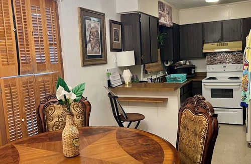 Northwest Los Angeles Heights Condo | Condo 2 Beds 1 ba near Downtown-Riverwalk, La cantera-Fiesta Texas, Sea World