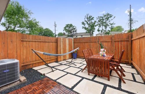 St. Edwards Apartment | Contemporary Couples Getaway Near Austin Favorites - Loft 21