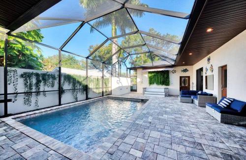 Gillespie Park House | Courtyard Home with Pool, Spa & Sauna close to Beach & City Center