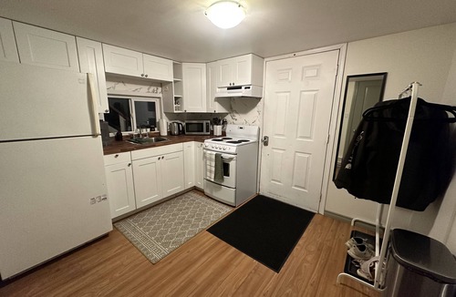 Hastings House | Cozy 1 bed/1 bath suite, 20min to downtown, near transit & grocery stores
