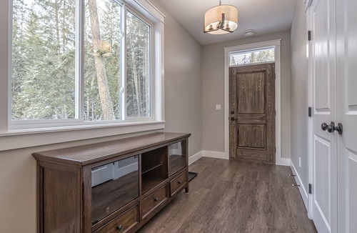 Vernon Apartment | Cozy 2 bed/1 bath private suite on 5 acre farm close to Silver Star and Vernon.