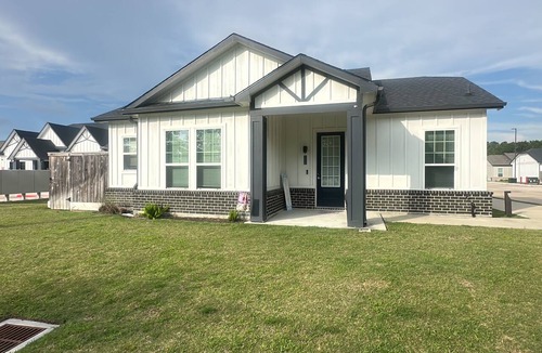 Kingwood Apartment | Cozy 2-bedroom apartment in adorable Porter with AC and gym