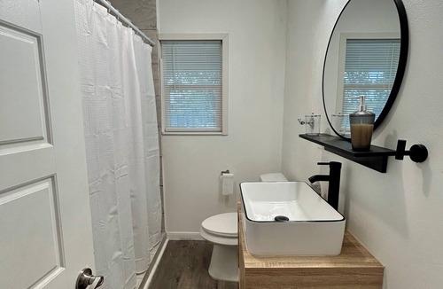 Northwest Los Angeles Heights House | Cozy 2-bedroom house in delightful San Antonio with AC