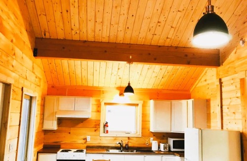 Smiths Corner Cottage | Cozy 2 BR Log Cottage w/Firepit Bbq,close to lakes, vineyards, zipline & Skiing
