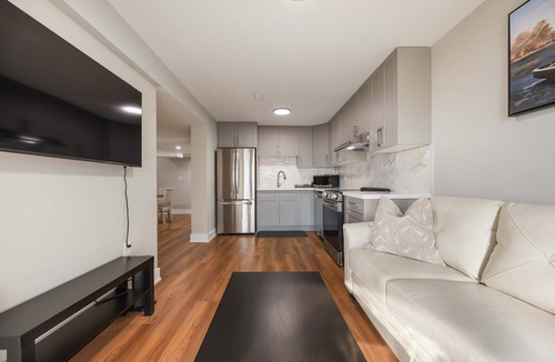 Clairlea - Birchmount House | Cozy 2BD Walkout Basement Suite Near Transit & Downtown Toronto