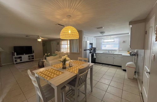 Venice Gardens House | Cozy 2BR/2BA Venice Getaway – Sleeps 6 Modern beach house close to beaches