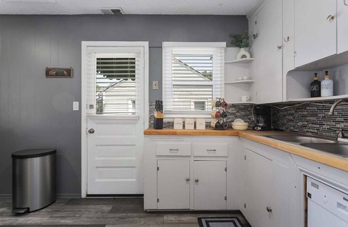 Olathe House | Cozy 2BR Home w/King Beds Olathe Stay+Dogs Ok