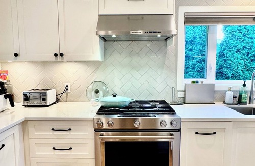 Hollyburn House | Cozy 2BR West Van Guest Retreat Near Beach, Parks & Transit