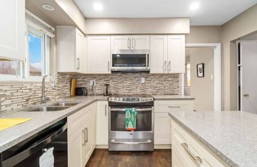 Central Lonsdale House | Cozy 3BR Retreat in North Van!