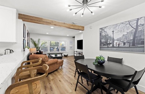 Central Arlington House | Cozy Arlington Bungalow 4/Mins to AT&T Stadium/Globe Life Field