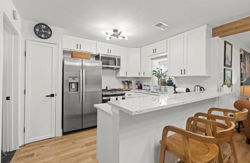 Central Arlington House | Cozy Arlington Bungalow 4/Mins to AT&T Stadium/Globe Life Field