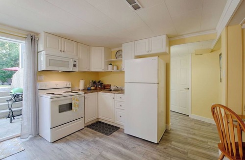 Vernon Apartment | Cozy centrally located bachelors suite