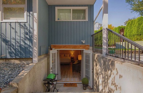 Vernon Apartment | Cozy centrally located bachelors suite