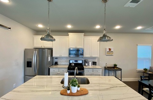Mahncke Park House | Cozy Downtown: Two Suites, Alamo, Riverwalk, Zoo!