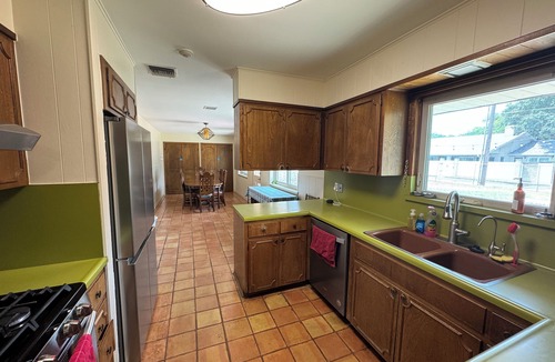 Medical Center District House | Cozy, Family Friendly Home near Sea World, Fiesta Tx, Med Ctr & BMT.
