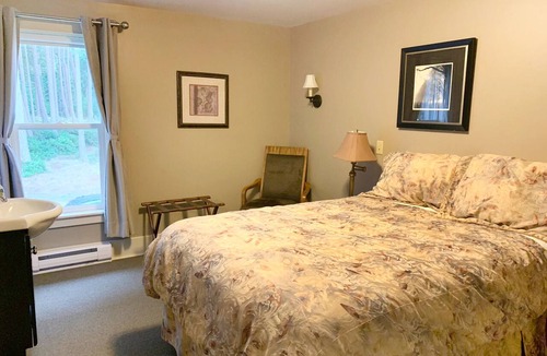 Regional District of Nanaimo Hotel | Cozy Forest View Room with Double Bed - Rm 9